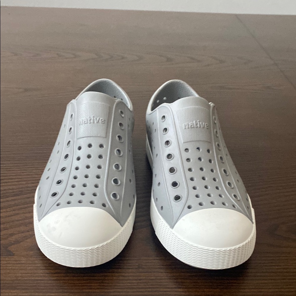 Native Jefferson Gray and White Water Shoes Slip-On 2 - Picture 3 of 7